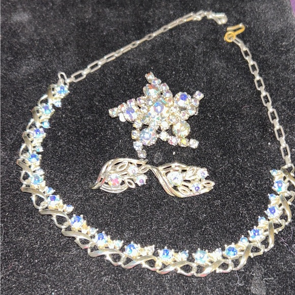 Vintage Silver Toned Necklace, Earrings and Broach.  Signed STAR - Picture 3 of 5